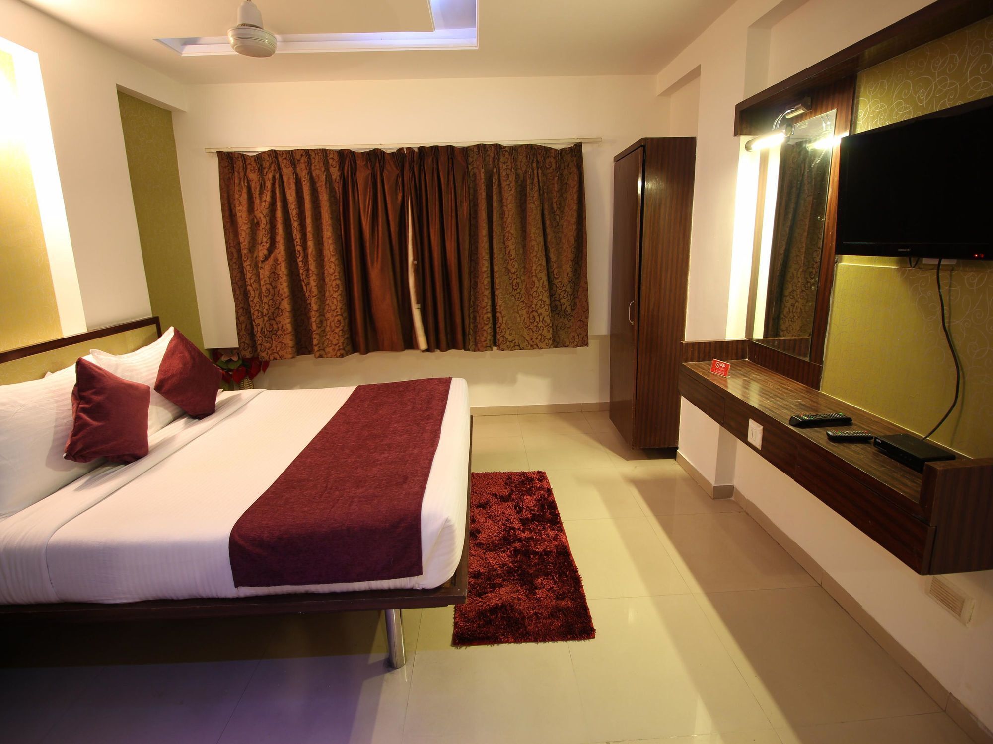 Oyo 2485 Hotel Kalash Inn อาเมดาบัด ภายนอก รูปภาพ