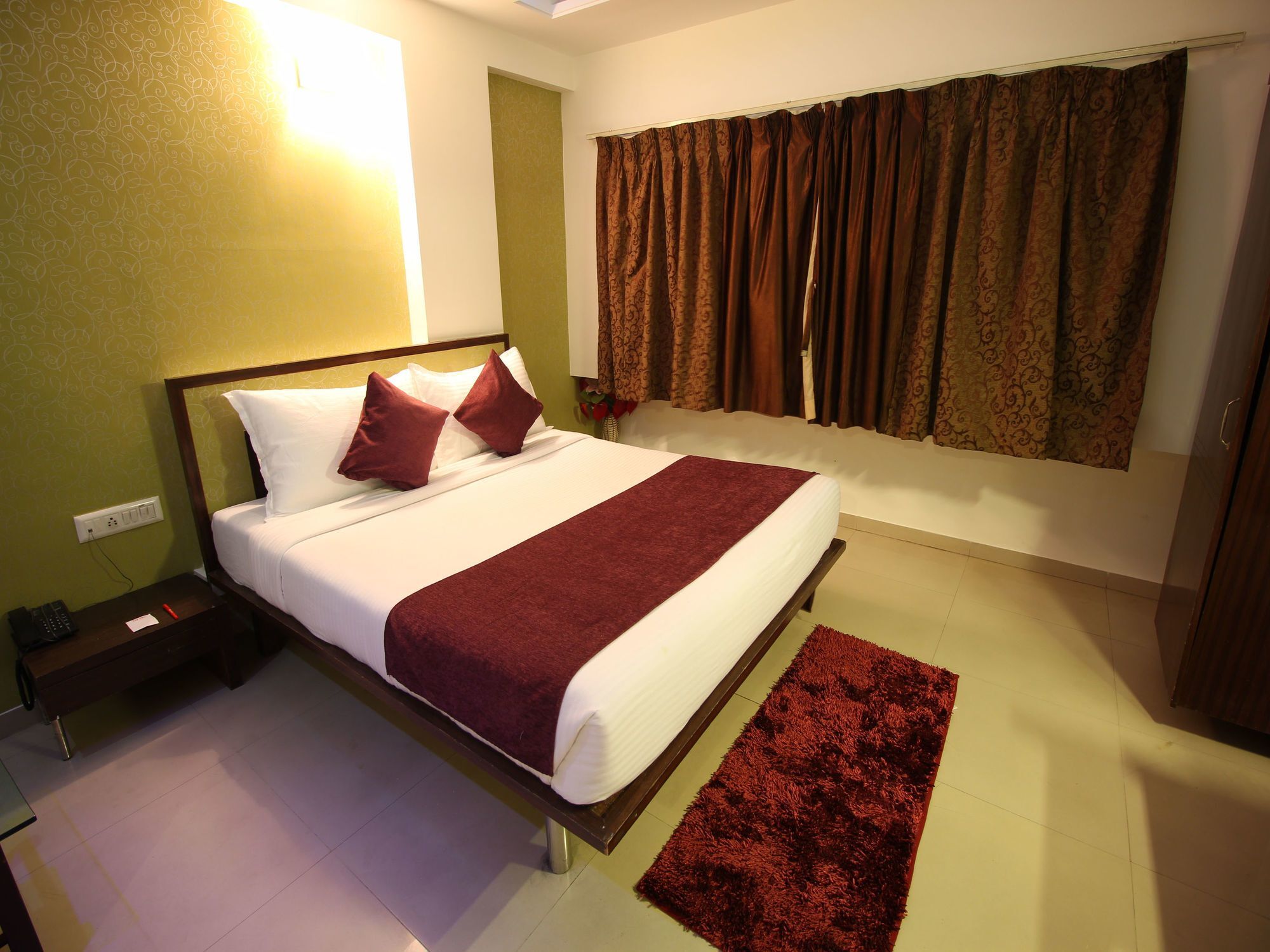 Oyo 2485 Hotel Kalash Inn อาเมดาบัด ภายนอก รูปภาพ